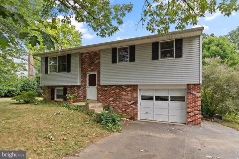 825 Lakeview Dr, Lancaster, PA 17601