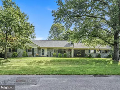 3 Meadowbrook Ln, Elizabethtown, PA 17022