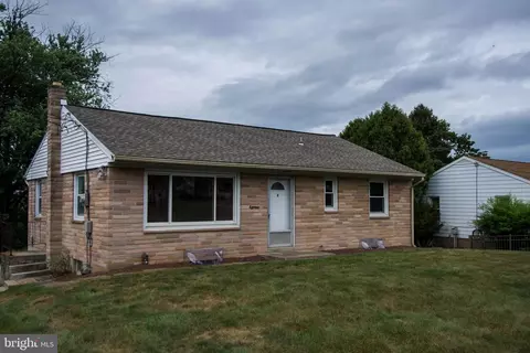 18 N Conestoga View Dr, Akron, PA 17501