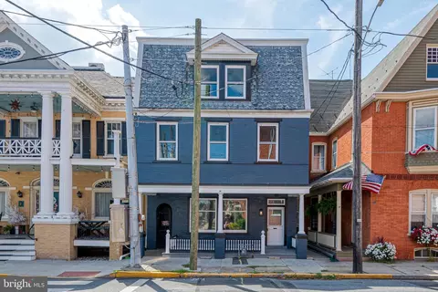 6 N Charlotte St, Manheim, PA 17545