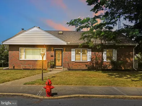 130 S 10th St, Akron, PA 17501