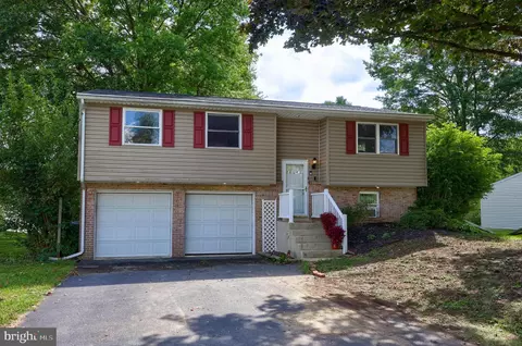 2646 Valley Dr, Lancaster, PA 17603