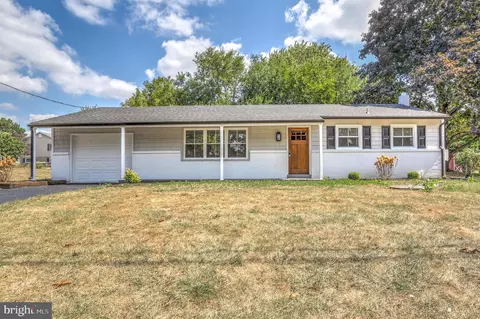31 Farmland Rd, Leola, PA 17540