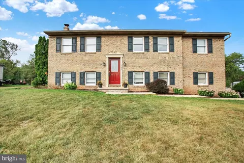 165 Country Dr, Denver, PA 17517