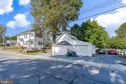 80 W Charlotte St, Millersville, PA 17551