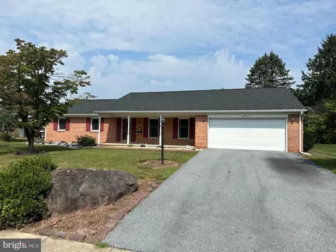 27 Blaine Ave, Leola, PA 17540