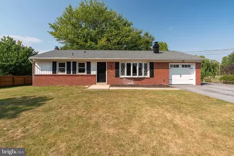 32 Amanda Ave, Leola, PA 17540
