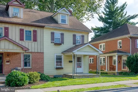 24 E Market St, Lititz, PA 17543 photo 2