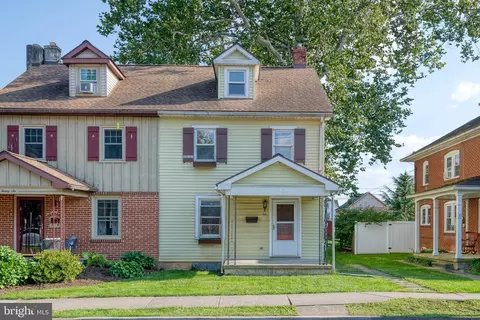 24 E Market St, Lititz, PA 17543