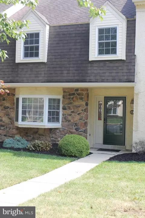 128 Oak Knoll Cir, Millersville, PA 17551