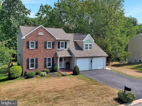338 Woodcrest Dr, Lancaster, PA 17602