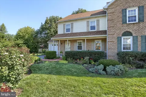 6445 Hollow Dr, East Petersburg, PA 17520