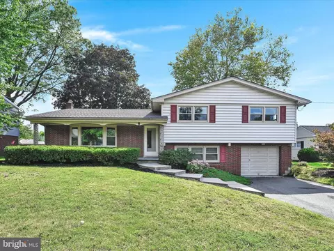 8 Landis Valley Rd, Lititz, PA 17543 photo 3