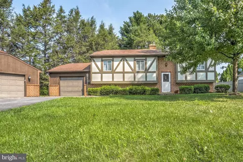 933 Eden Rd, Lancaster, PA 17601