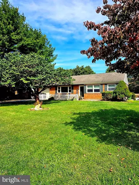 5 Cedar Dr, Willow Street, PA 17584