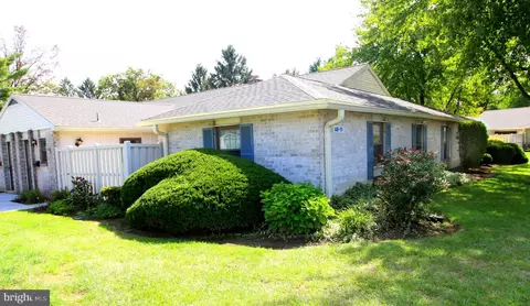 151 Valleybrook Dr, Lancaster, PA 17601