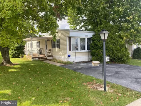 33 Flamingo Rd, Denver, PA 17517