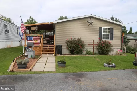 16 Hemlock Acres Ct, Manheim, PA 17545