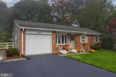 122 S Oak St, Lititz, PA 17543 photo 2