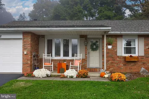 122 S Oak St, Lititz, PA 17543 photo 3