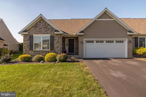 5173 Oak Leaf Dr, Mount Joy, PA 17552