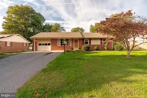 105 Woodlawn Dr, Willow Street, PA 17584