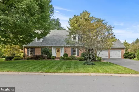 2595 Woodview Dr, Lancaster, PA 17601