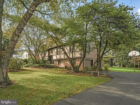 12 Country Side Ln, Leola, PA 17540