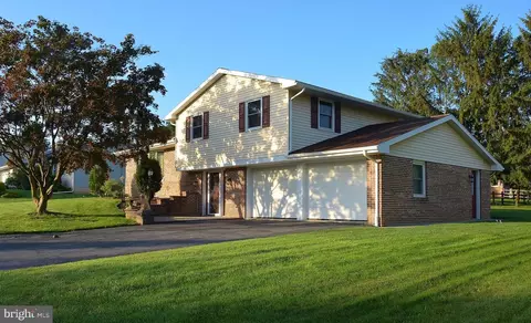 14 Meadow Ln, New Holland, PA 17557
