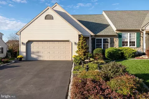 5035 Field View Dr, Mount Joy, PA 17552