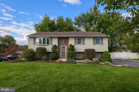 8208 Elizabethtown Rd, Elizabethtown, PA 17022
