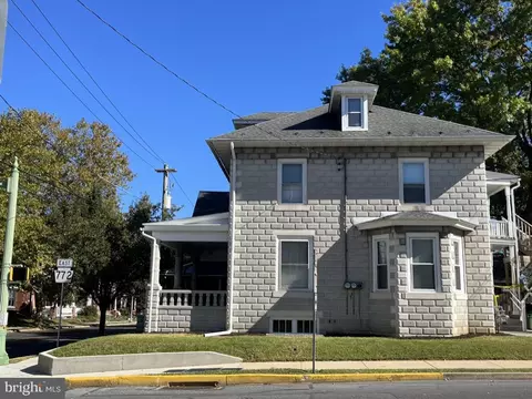 408 E Main St, Lititz, PA 17543 photo 2