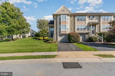 691 Royal View Dr, Lancaster, PA 17601