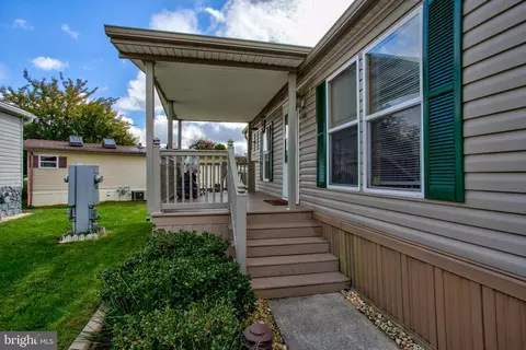106 Falcon Ct, Lancaster, PA 17603