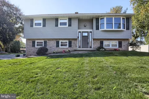 40 N Hershey Ave, Leola, PA 17540