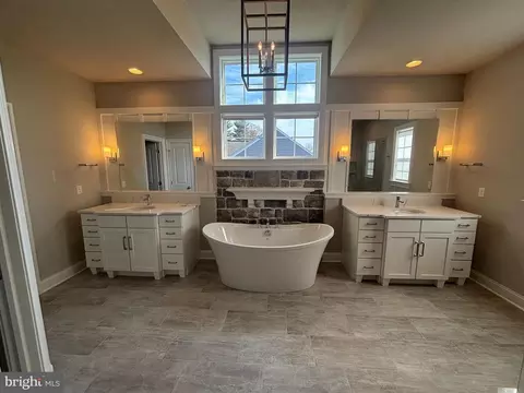 Bath - 994 Valley Crossing Dr, Lititz, PA 17543 photo 2 of 7