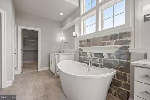 Bath - 994 Valley Crossing Dr, Lititz, PA 17543 photo 4 of 7
