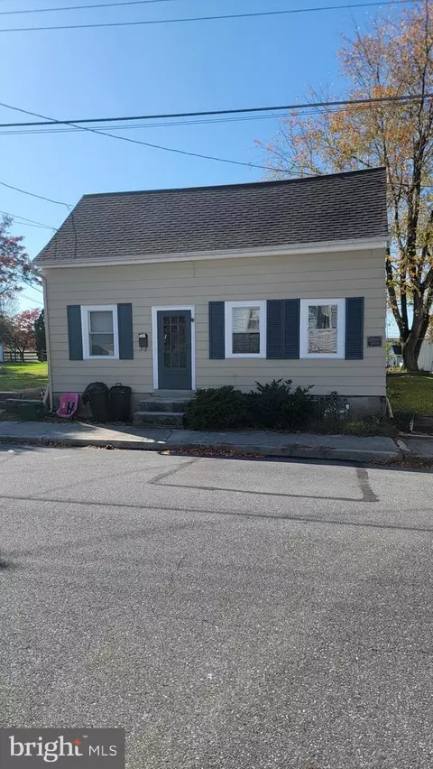 122 N Charlotte St, Manheim, PA 17545