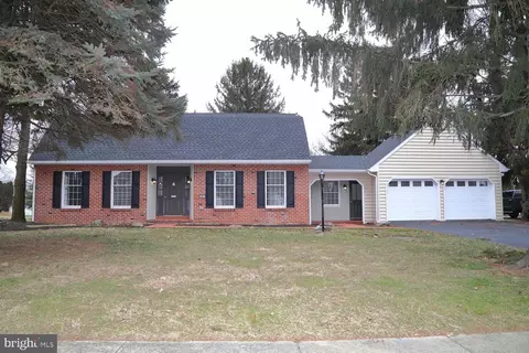 8 Blaine Ave, Leola, PA 17540