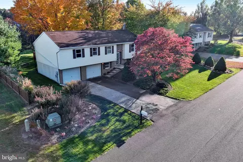 16 Knollwood Dr, Lititz, PA 17543