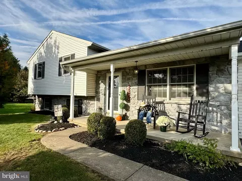 17 Silverleaf Dr, Mount Joy, PA 17552 photo 3