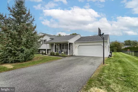 17 Silverleaf Dr, Mount Joy, PA 17552 photo 2
