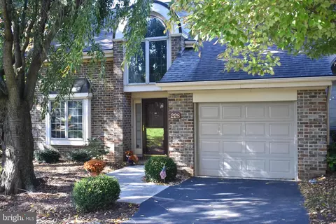 228 Willow Valley Dr, Lancaster, PA 17602