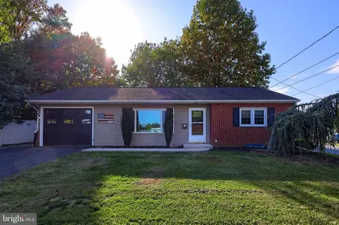 1898 Manor Ridge Dr, Lancaster, PA 17603