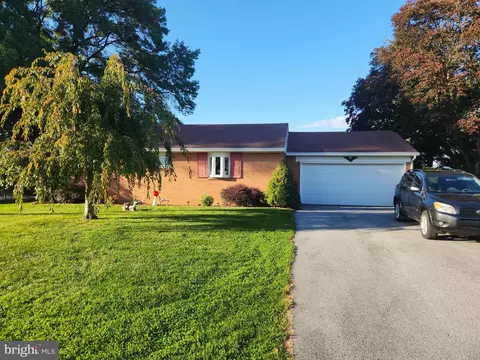 1523 Hollywood Ave, Lititz, PA 17543 photo 2