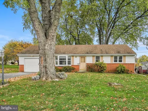 327 Homecrest Dr, Willow Street, PA 17584
