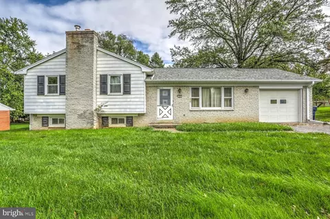19 S Farmersville Rd, Leola, PA 17540