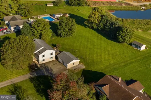 4041 E Newport Rd, Gordonville, PA 17529