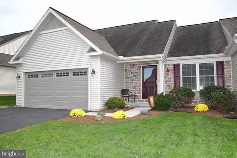 5264 Oak Leaf Dr, Mount Joy, PA 17552
