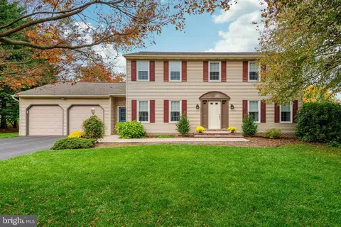 908 Gemstone Dr, Lancaster, PA 17601